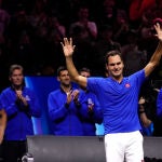 Federer saluda emocionado y Nadal, al fondo, llora desconsoladamente