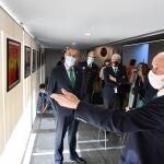 El alcalde de Tomares, José Luis Sanz, visita la exposición fotográfica sobre el Rey