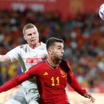 El delantero de la selección española Ferrán Torres (d) pelea un balón ante Nico Elvedi, de Suiza,