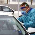 Dispositivo sanitario para la prueba de PCR desde el vehículo instalado en las inmediaciones del centro de salud de la barriada La Roca, en Málaga