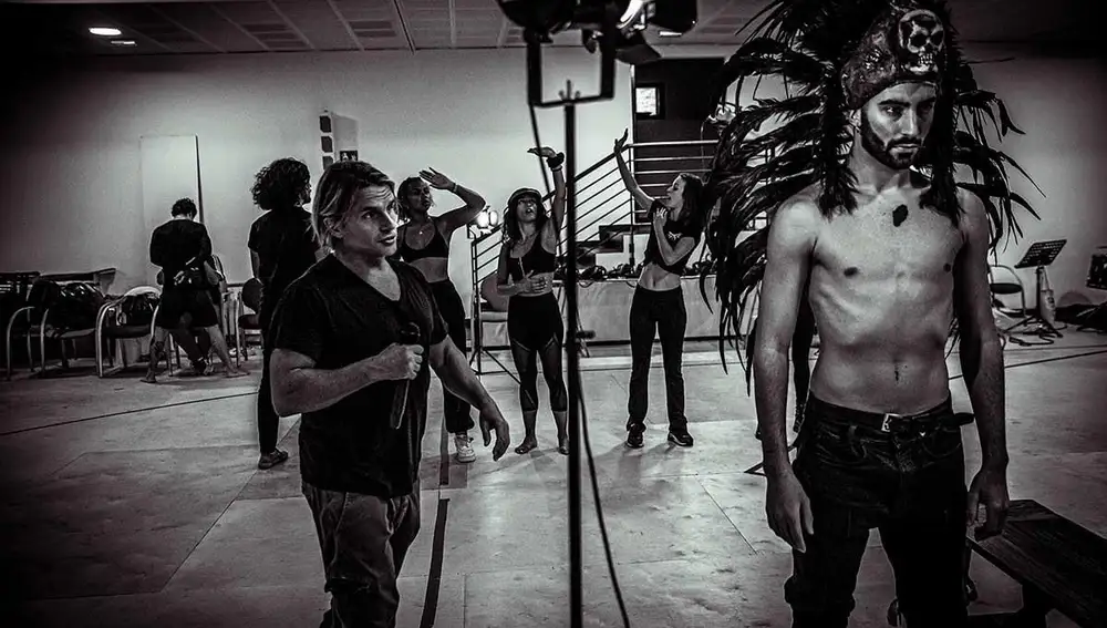 Nacho Cano (izda.) durante un ensayo previo al estreno de "Malinche"