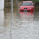 Una calle inundada de agua