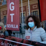 Concentración convocada por UGT y CC OO ante el palacio de San Telmo, encabezada por las secretarias generales de ambos sindicatos, Carmen Castilla. a la izquierda, y Nuria López, respectivamente