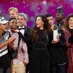 La película "Los reyes del mundo" ha conseguido la Concha de Oro a la Mejor Película, durante la gala de clausura del Festival de San Sebastián celebrada este sábado en la capital donostiarra. EFE/Juan Herrero