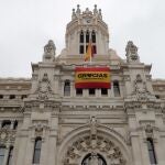 Ayuntamiento Madrid despliega 2 banderas para dar las gracias a ciudadanos