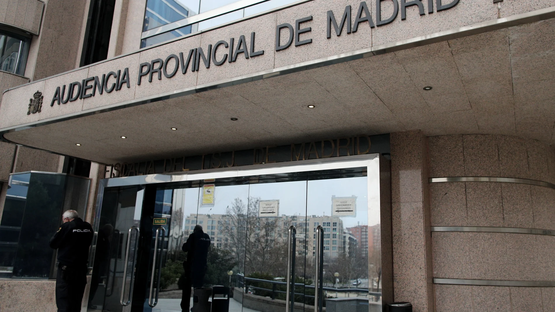 Un agente de la Policía Nacional junto a la puerta principal de la Audiencia Provincial de Madird