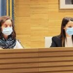 La alcaldesa de Getafe, Sara Hernández, acompañada por la portavoz de Podemos Getafe, Alba Leo