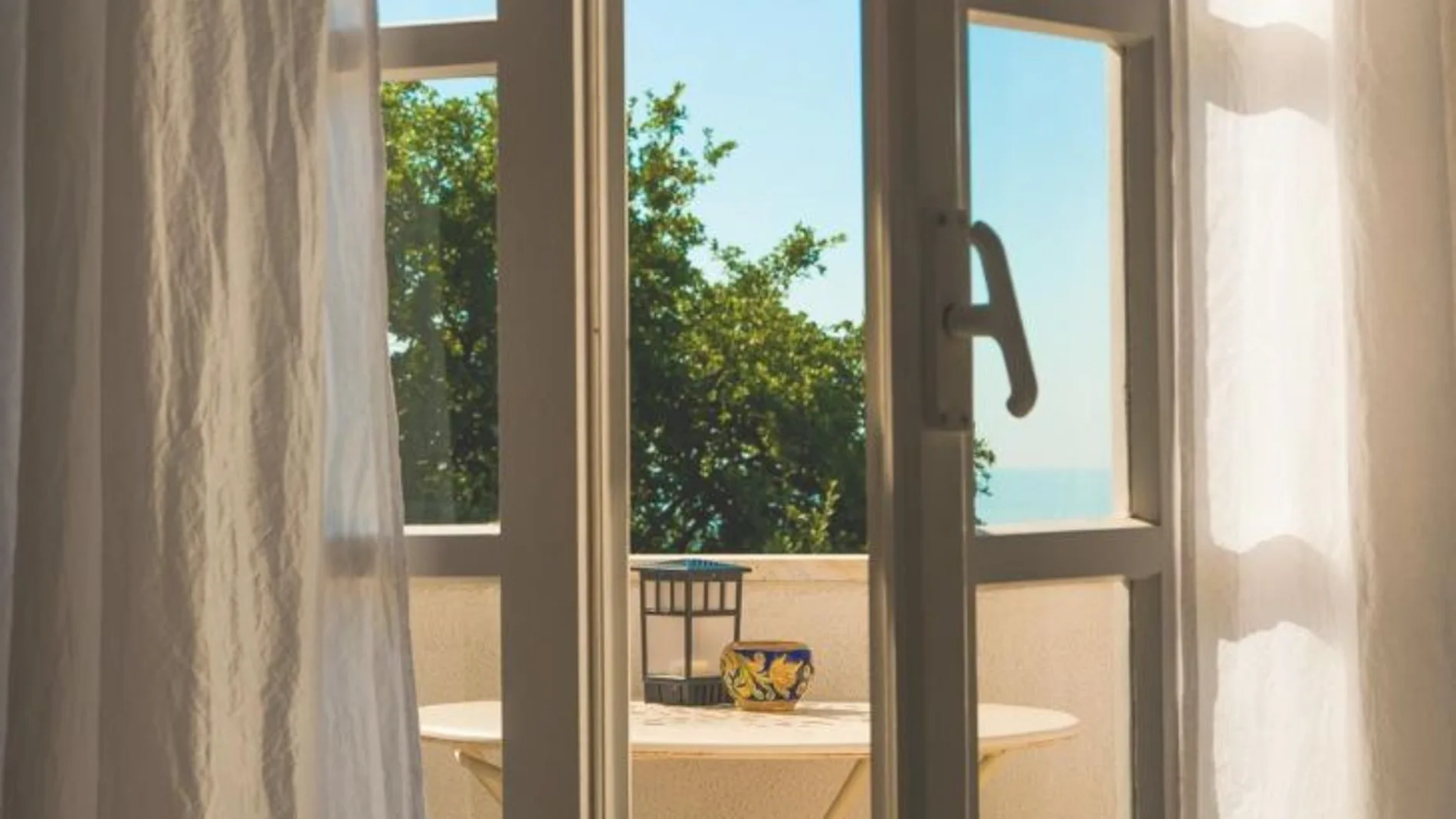 Abrir las ventanas durante 15 minutos, como mínimo una vez al día