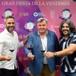 El periodista y presentador Roberto Leal, embajador oficial de esta edición (I); el cómico guionista y monologuista vallisoletano J.J. Vaquero, ribereño del año (D); y el presidente de la DO Ribera del Duero, Enrique Pascual (C)