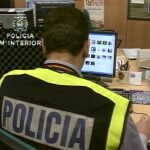 Un agente especializado en perseguir delitos de acoso sexual a menores en internet