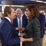 La presidenta Isabel Díaz Ayuso con el cantante Raphael, en presencia del presidente del Atlético de Madrid, Enrique Cerezo