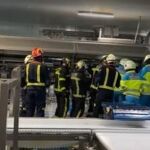 Los bomberos trabajan en liberar al operario de la máquina de una empresa cárnica de San Agustín de Guadalix