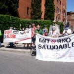 Los vecinos y asociaciones del CEIP Miguel de Unamuno protestan con una pancarta donde se puede leer "Entorno saludable" por la instalación de 4 chimeneas de unas cocinas industriales frente al patio del colegio