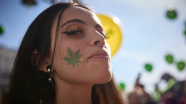 Una manifestante durante la Marcha Mundial de la Marihuana 2022, en la Puerta del Sol, el pasado 7 de mayo de 2022, en Madrid