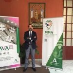 En la imagen, el director general Francisco Ontiveros, entre logos de PIMA y SAVA