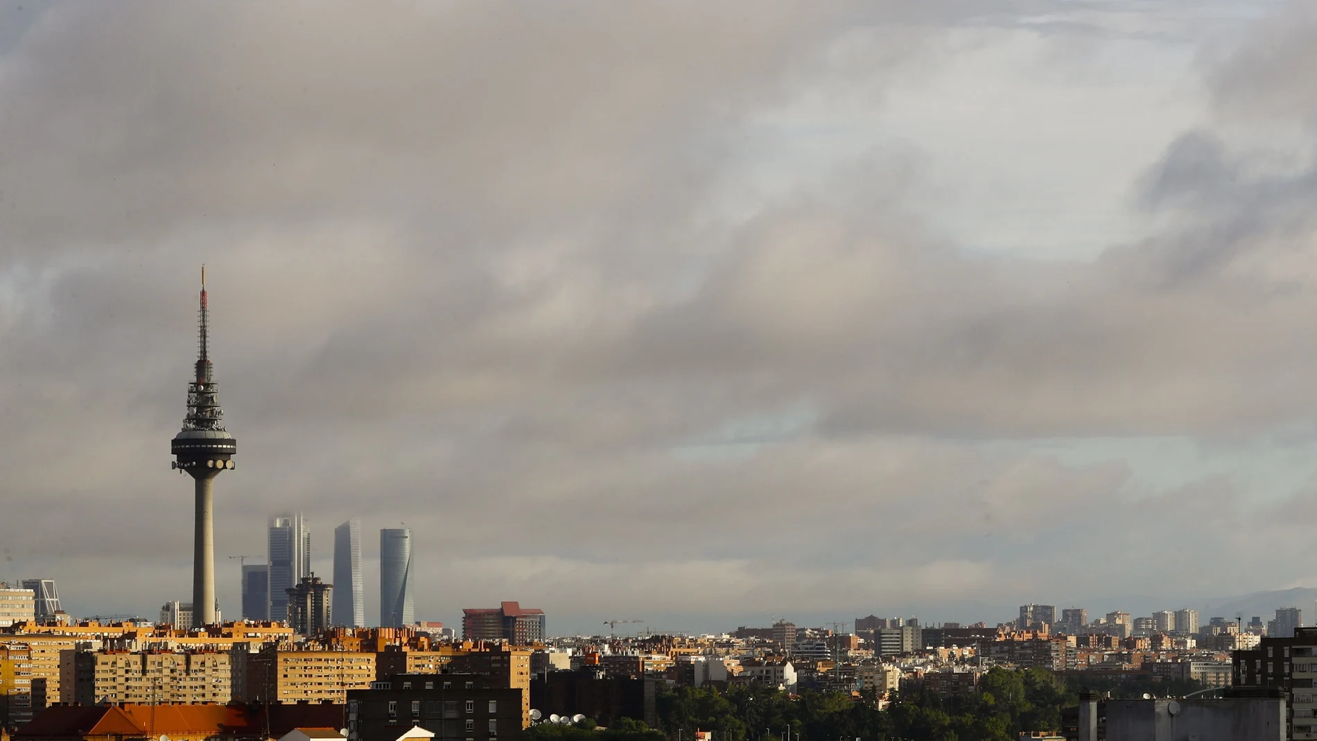 Vista del icónico Pirulí y las Cuatro Torres en Madrid