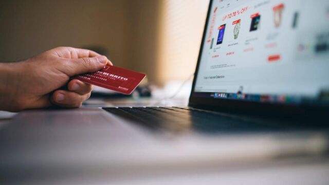 Comprar a golpe de click hasta vaciar la cuenta del anciano fallecido por Covid