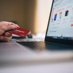 Comprar a golpe de click hasta vaciar la cuenta del anciano fallecido por Covid