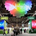 Decenas de personas visitan el "stand" de Andalucía en la última jornada de la Feria Internacional de Turismo (Fitur) que se celebra en Madrid