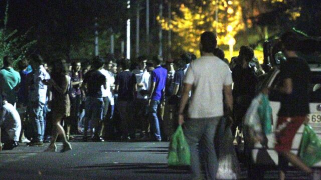 Jóvenes haciendo botellón en Madrid