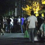 Jóvenes haciendo botellón en Madrid
