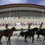 Efectivos de la policía en el exterior del estadio Wanda Metropolitano de Madrid