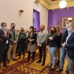 El alcalde de Jaén, Julio Millán, con los concejales del PSOE, hoy tras la rueda de prensa que dio