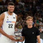Walter Tavares recibe el trofeo al mejor jugador de manos del futbolista Sergio Canales