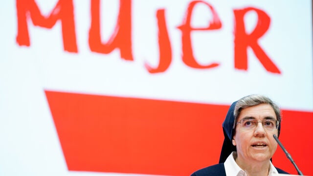 Reconocimientos 8M, con motivo del Día Internacional de la Mujer. La hermana Sor Eugenia ha recogido, en nombre de las Hijas de la Caridad de San Vicente de Paúl, el reconocimiento en la categoría de Labor Social, por la ayuda constante y desinteresada de la congregación a través de comedores o albergues y otras iniciativas sociales dirigidas a población vulnerable en Madrid y también a enfermos de Covid-19 durante la pandemia.