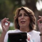 A la secretaria general del PSOE andaluz, Susana Díaz, le puede favorecer que sean tres en la carrera