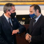 El alcalde de Sevilla, Juan Espadas, a la izquierda, junto al ministro José Luis Ábalos