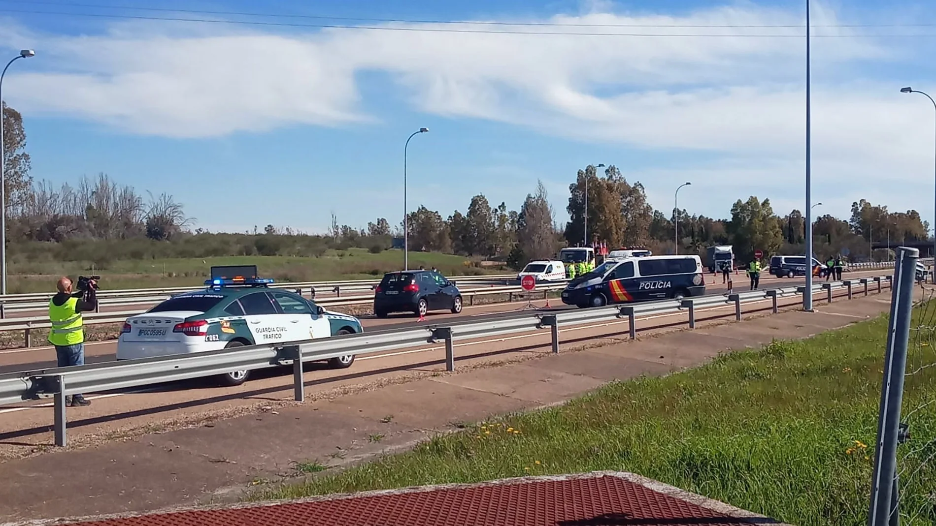 Efectivos de la de la Policía Nacional y de la Guardia Civil, en un control en la frontera con Portugal
