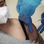 Una mujer recibe la primera dosis de la vacuna contra la Covid19 de AstraZeneca en un Centro de Vacunación de la Comunidad de Madrid