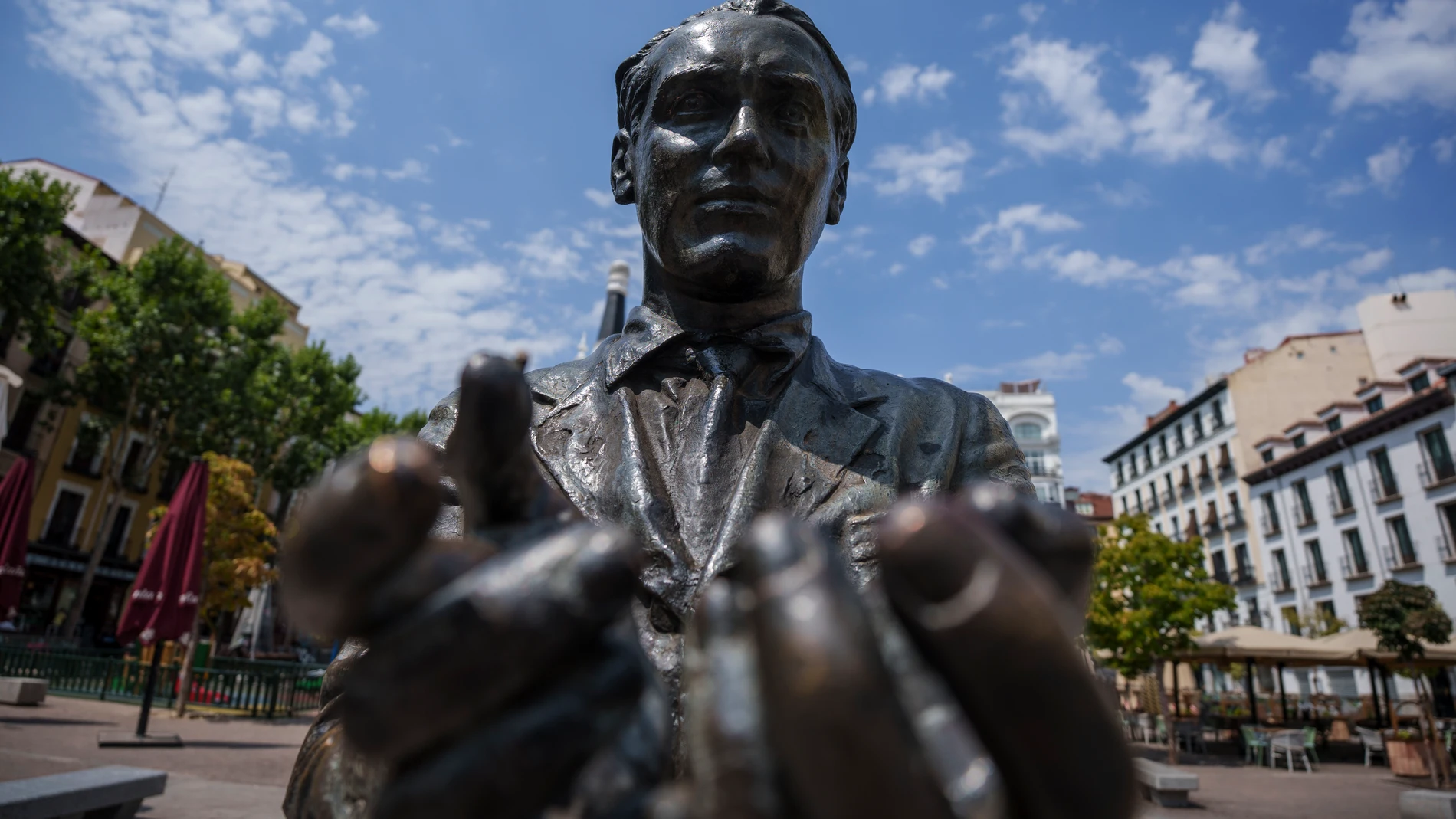 La estatua de Federico García Lorca, en la plaza de Santa Ana, ha sido vandalizada, al arrancarle la alondra que el poeta sostenía en sus manos