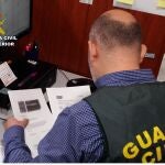 Un agente de la Guardia Civil, durante la investigación
