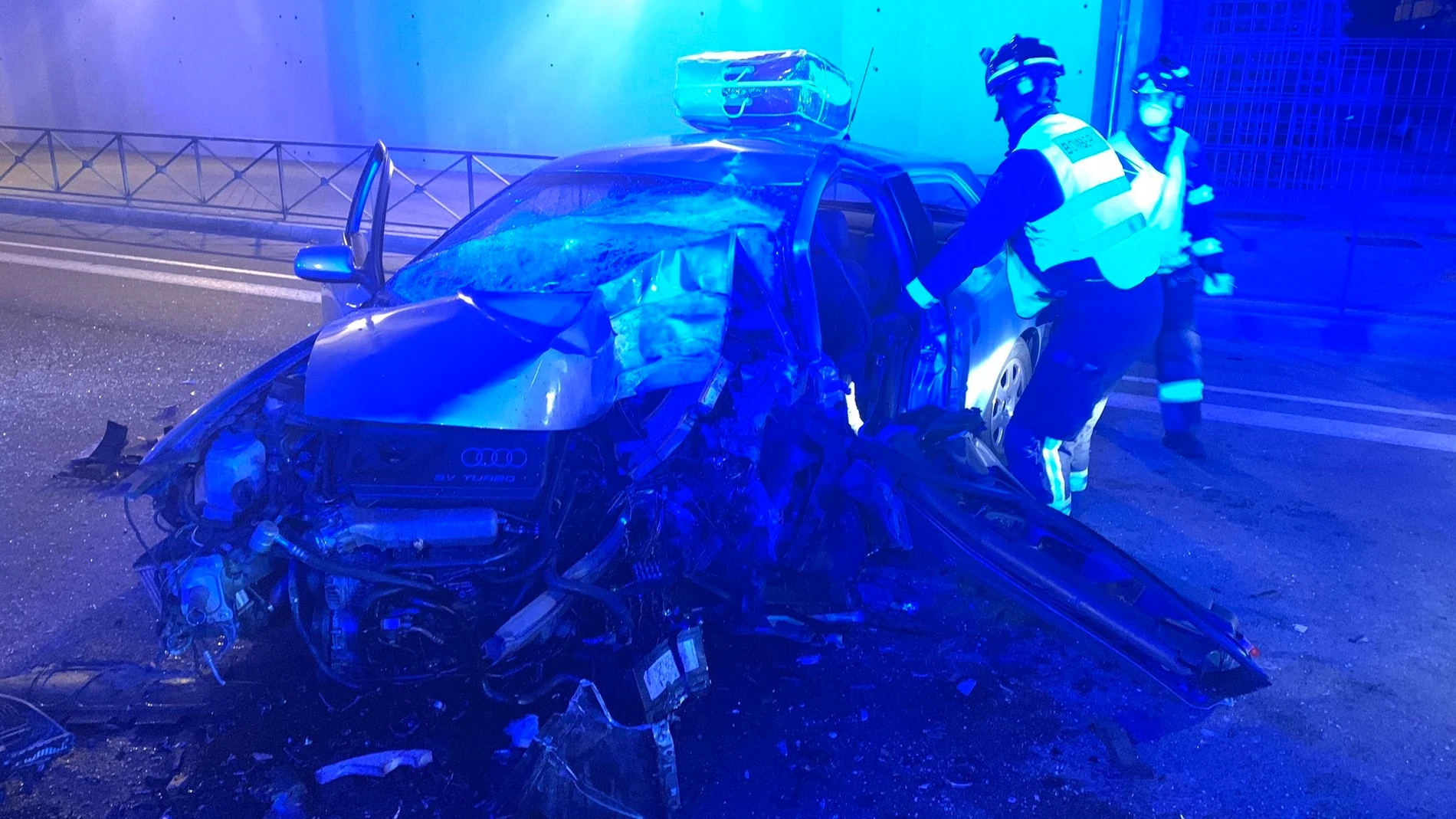 Dos heridos tras chocar con su coche contra una pilar de un puente de Arganzuela