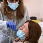 Un sanitario realiza un test de antígenos en Alcalá de Henares