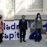 Imagen del alcalde de Madrid, José Luis Martínez-Almeida, acompañado de la vicealcaldesa, Begoña Villacís, y de la delegada de Obras y Equipamientos, Paloma García Romero, durante la presentación de 'Madrid Capital 21', el Plan de Equipamientos del Ayuntamiento para el periodo 2019-2027, en el Palacio de Cibeles