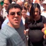 Imagen de Begoña Villacís, en los últimos días de embarazo, y visiblemente asustada, ante el escrache sufrido