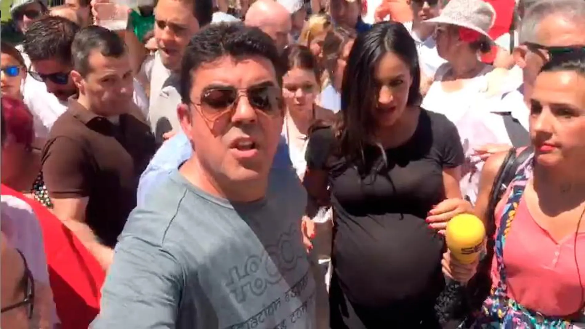 Imagen de Begoña Villacís, en los últimos días de embarazo, y visiblemente asustada, ante el escrache sufrido