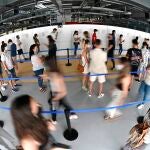 Cientos de personas, entre los que se encuentran los jóvenes mayores de 16 años, hacen cola en el hospital Isabel Zendal de Madrid, para ser vacunados frente al coronavirus
