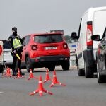 Un agente de la Policía Nacional participa en uno de los controles establecidos en las carreteras