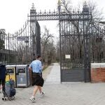 Vista de la puerta de entrada de Alcalde Sáinz de Baranda al parque del Retiro, en la avenida de Menéndez Pelayo