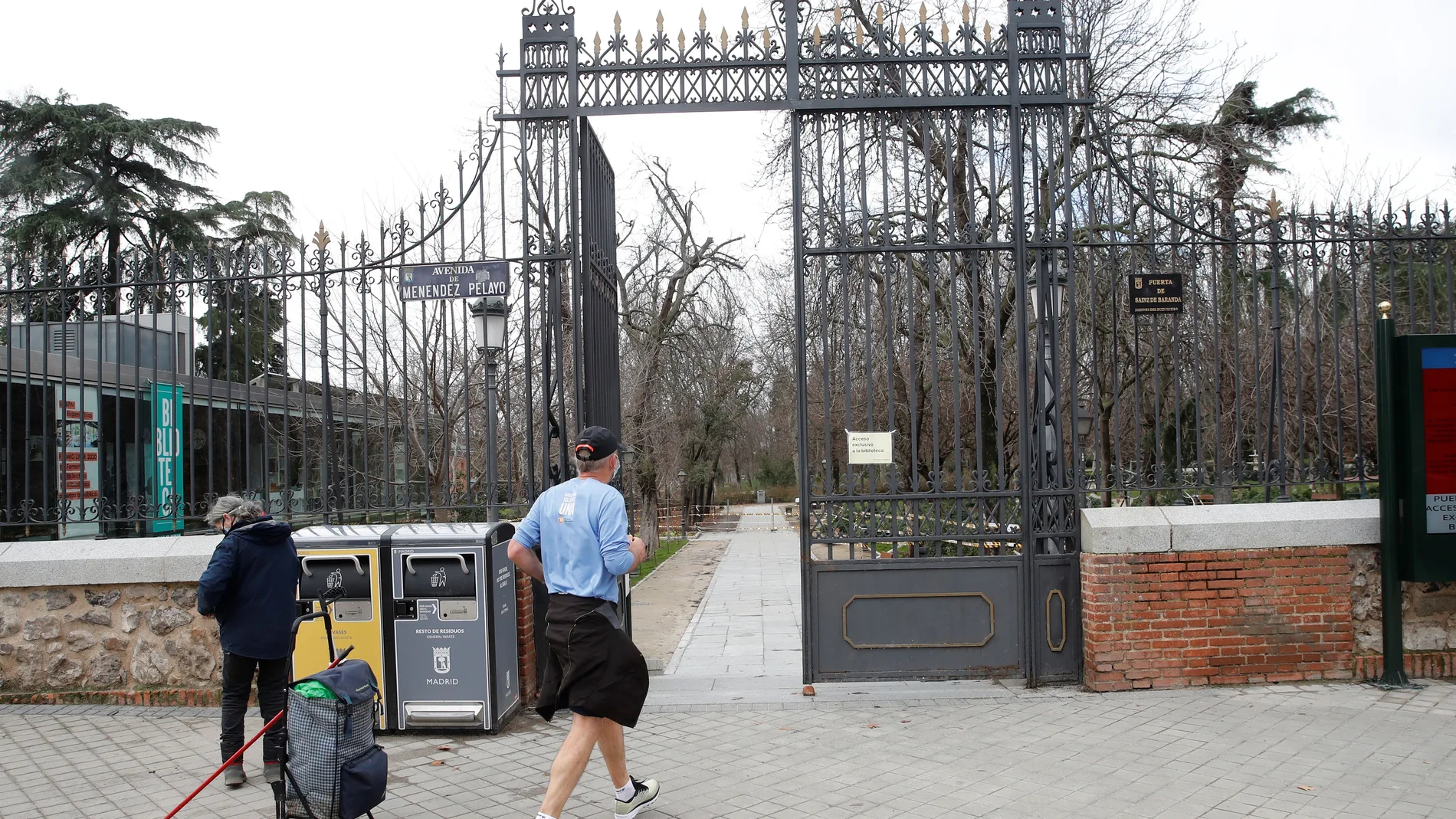 Vista de la puerta de entrada de Alcalde Sáinz de Baranda al parque del Retiro, en la avenida de Menéndez Pelayo