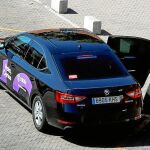 Un usuario de VTC baja de un Cabify en la estación de Atocha de Madrid