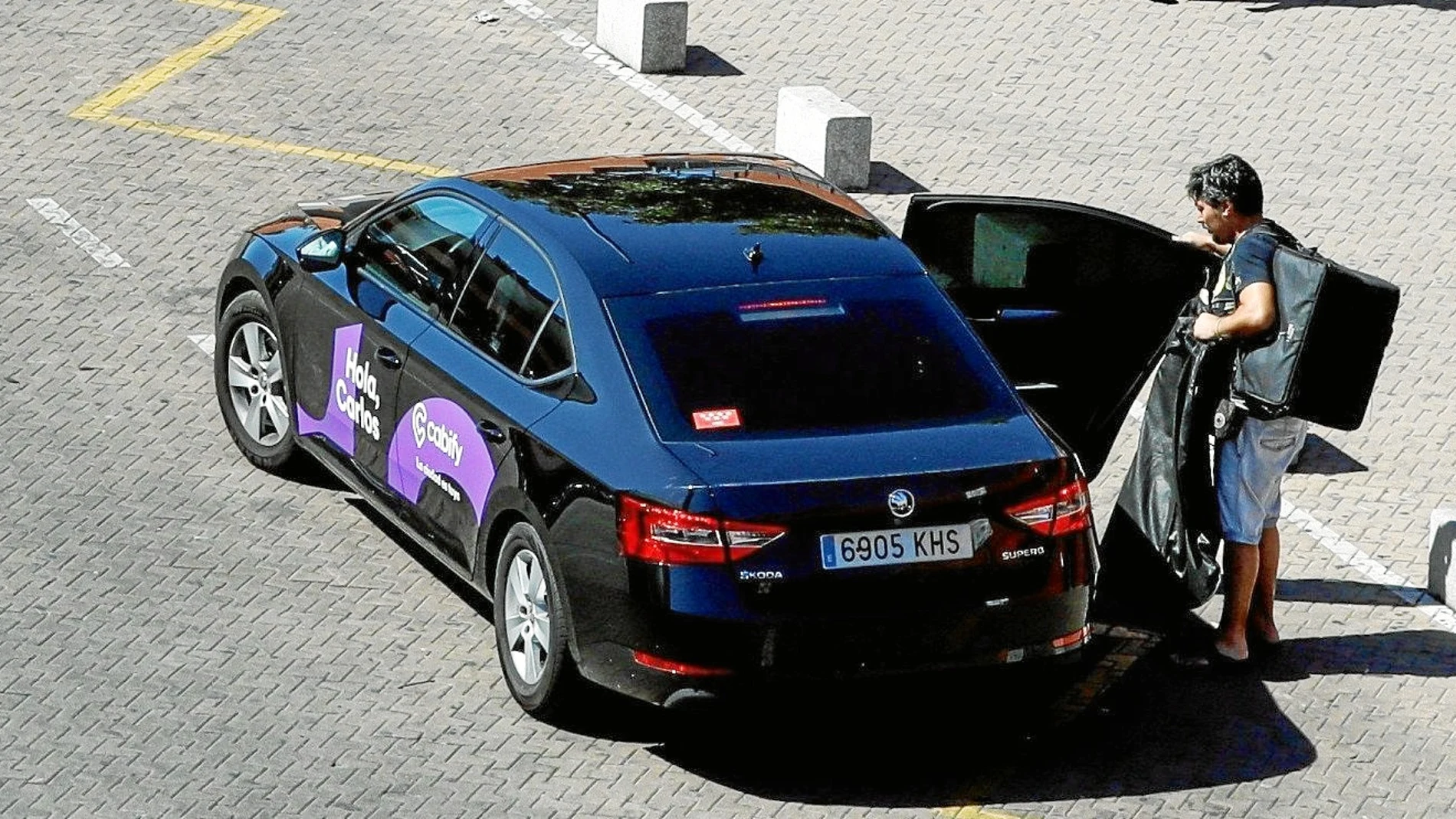 Un usuario de VTC baja de un Cabify en la estación de Atocha de Madrid