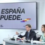 La ministra portavoz y de Hacienda, María Jesús Montero, junto al ministro de Agricultura, Pesca y Alimentación, Luis Planas