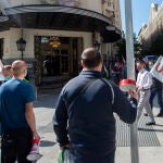 Varios empelados del Westin Palace acuden con pancartas, ollas, y megáfonos a una concentración