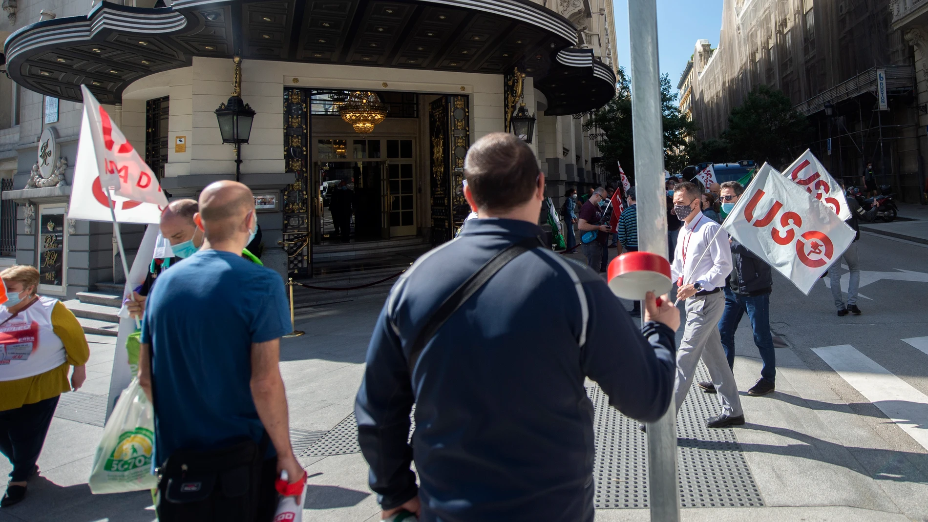 Varios empelados del Westin Palace acuden con pancartas, ollas, y megáfonos a una concentración