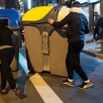 Radicales arrastran contenedores tras una manifestación contra el encarcelamiento del rapero Pablo Hasel